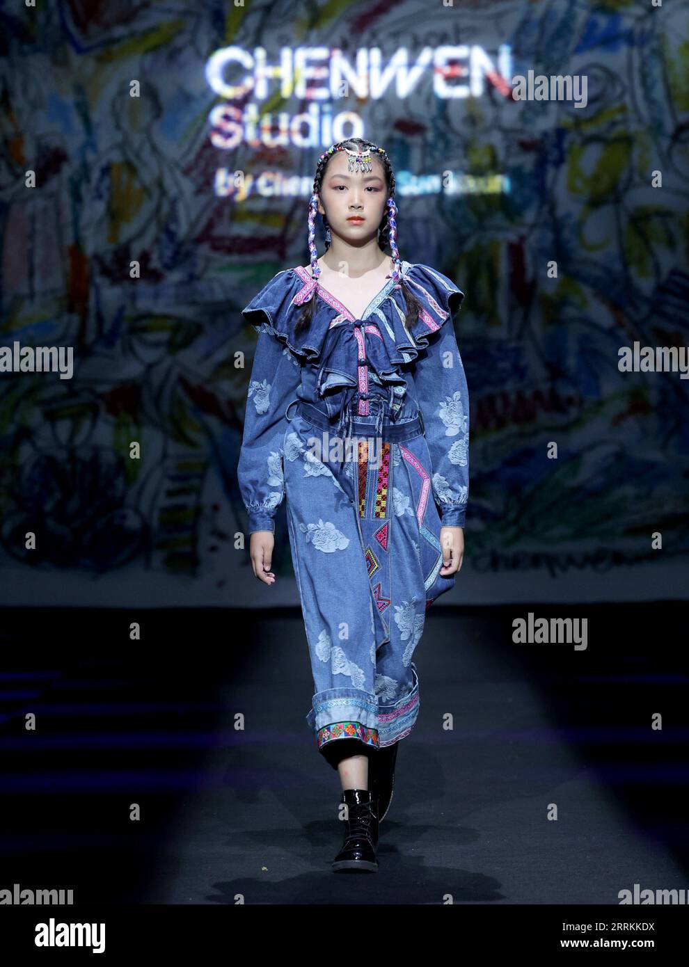 220912 -- BEIJING, 12 septembre 2022 -- Un mannequin présente une création du designer Chen Wen lors du défilé CHENWEN Studio de la China Fashion week S/S 2023 à Beijing, capitale de la Chine, le 12 septembre 2022. CHINE-PÉKIN-SEMAINE DE LA MODE CN ChenxJianli PUBLICATIONxNOTxINxCHN Banque D'Images