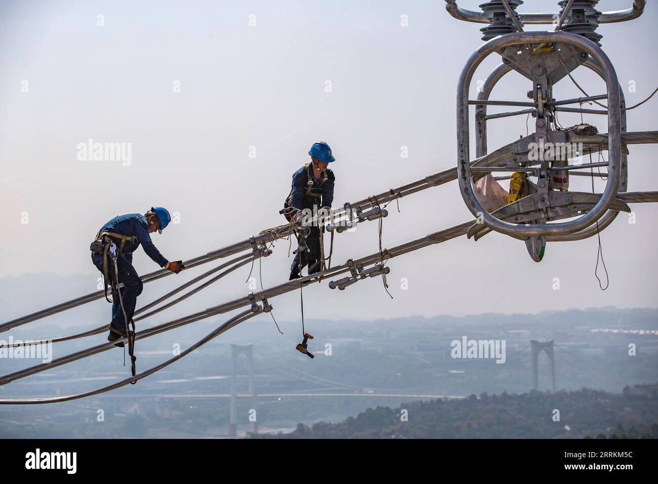 220913 -- CHONGQING, 13 septembre 2022 -- les techniciens travaillent pendant l'opération de câblage traversant le fleuve Yangtze pour le projet de ligne de transmission UHVDC à courant continu à ultra haute tension de Baihetan-Zhejiang 800 kv section de Chongqing dans le sud-ouest de la Chine s Chongqing, 13 septembre 2022. Après une campagne de 13 jours, l'opération de câblage traversant le fleuve Yangtze pour le projet de ligne de transmission UHVDC à courant continu à ultra haute tension de Baihetan-Zhejiang 800 kv s'est achevée avec succès mardi. La ligne de 2 140 kilomètres, dont la construction a débuté en octobre 2021, serpente à travers le Sichuan, Chongqing, Hubei, Anhui et Banque D'Images