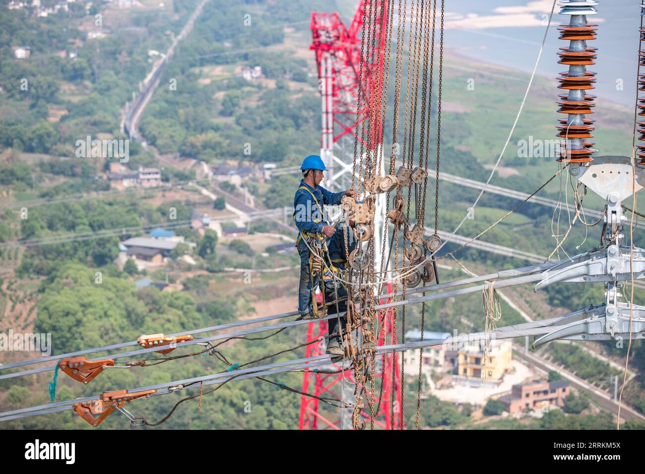 220913 -- CHONGQING, 13 septembre 2022 -- les techniciens travaillent pendant l'opération de câblage traversant le fleuve Yangtze pour le projet de ligne de transmission UHVDC à courant continu à ultra haute tension de Baihetan-Zhejiang 800 kv section de Chongqing dans le sud-ouest de la Chine s Chongqing, 13 septembre 2022. Après une campagne de 13 jours, l'opération de câblage traversant le fleuve Yangtze pour le projet de ligne de transmission UHVDC à courant continu à ultra haute tension de Baihetan-Zhejiang 800 kv s'est achevée avec succès mardi. La ligne de 2 140 kilomètres, dont la construction a débuté en octobre 2021, serpente à travers le Sichuan, Chongqing, Hubei, Anhui et Banque D'Images