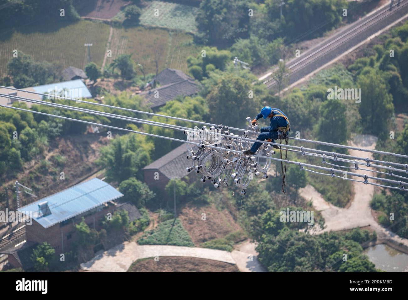 220913 -- CHONGQING, 13 septembre 2022 -- Un technicien travaille pendant l'opération de câblage traversant le fleuve Yangtze pour le projet de ligne de transmission UHVDC à courant continu à ultra-haute tension de Baihetan-Zhejiang 800 kv section de Chongqing dans le sud-ouest de la Chine s Chongqing, 13 septembre 2022. Après une campagne de 13 jours, l'opération de câblage traversant le fleuve Yangtze pour le projet de ligne de transmission UHVDC à courant continu à ultra haute tension de Baihetan-Zhejiang 800 kv s'est achevée avec succès mardi. La ligne de 2 140 kilomètres, dont la construction a débuté en octobre 2021, serpente à travers le Sichuan, Chongqing, Hubei, Anhui A. Banque D'Images