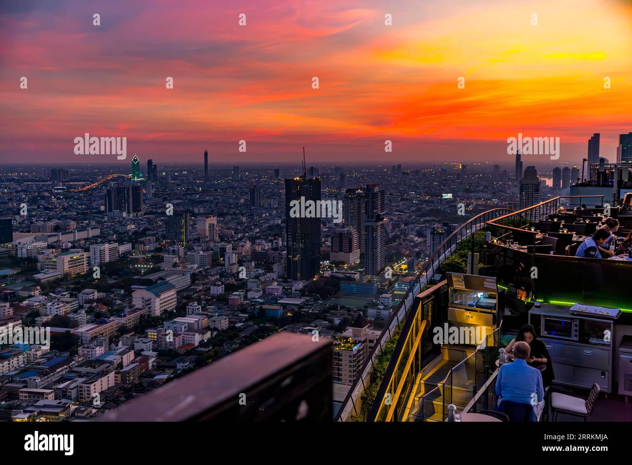 Restaurant Vertigo, vue depuis le toit-terrasse de la tour Banyan Tree Bangkok, Sathon Tai Road, coucher de soleil, Bangkok, Thaïlande, Asie Banque D'Images