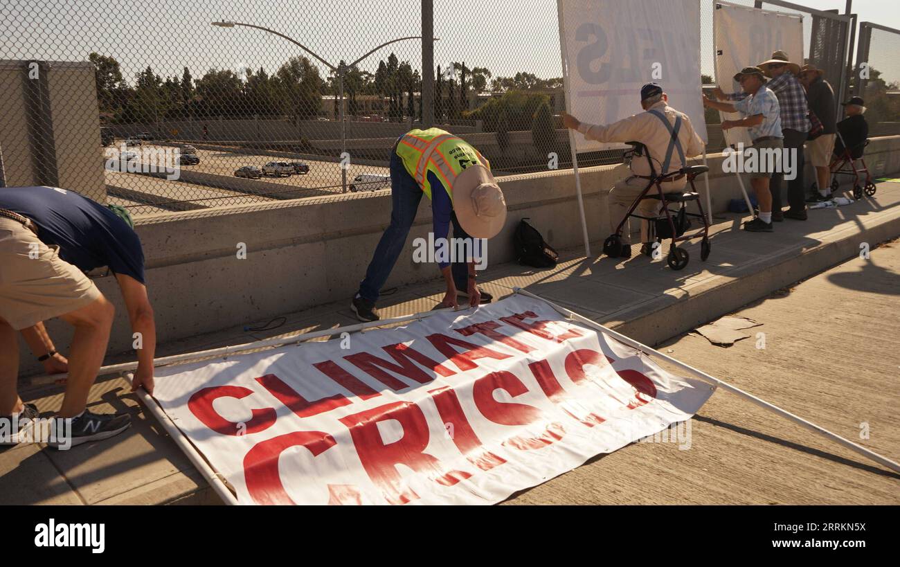 220915 -- SAN DIEGO, 15 septembre 2022 -- des vétérans protestent contre le Miramar Air Show près de l'autoroute I-15 à San Diego, Californie, États-Unis, le 13 septembre 2022. Un groupe d’anciens combattants vivant dans l’État de Californie, dans l’ouest des États-Unis, a commencé une série de manifestations mardi le long de la I-15, une autoroute clé reliant Los Angeles et San Diego, appelant l’armée américaine à annuler le Miramar Air Show et à prendre d’autres mesures pour faire face à la crise climatique. POUR ALLER AVEC la fonctionnalité : les manifestations des anciens combattants américains mettent en garde contre le lien entre militarisme, crise climatique photo par /Xinhua U.S.-CALIFORNIA-VÉTÉRAN-PROTEST-AIR SHO Banque D'Images