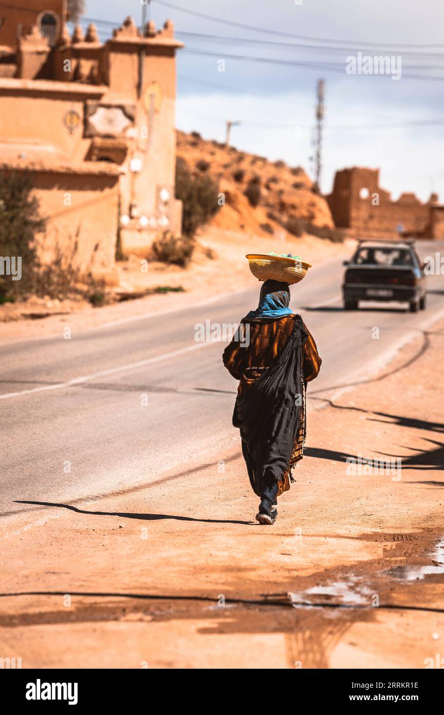 Maroc - Femme avec panier sur la tête Banque D'Images