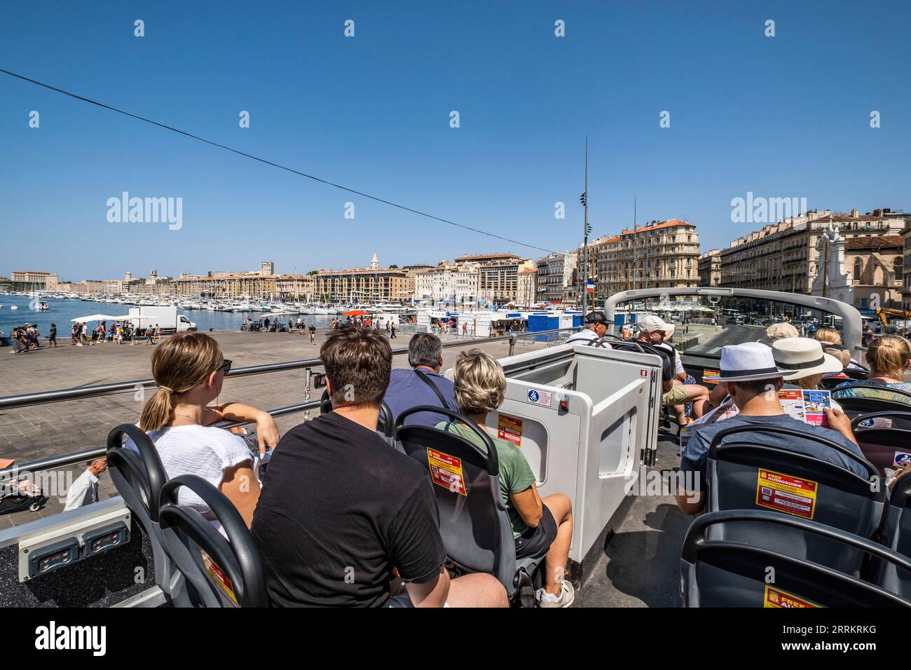 Les gens en bus touristique au vieux port de Marseille, Provence, Sud de la France, France, Europe Banque D'Images