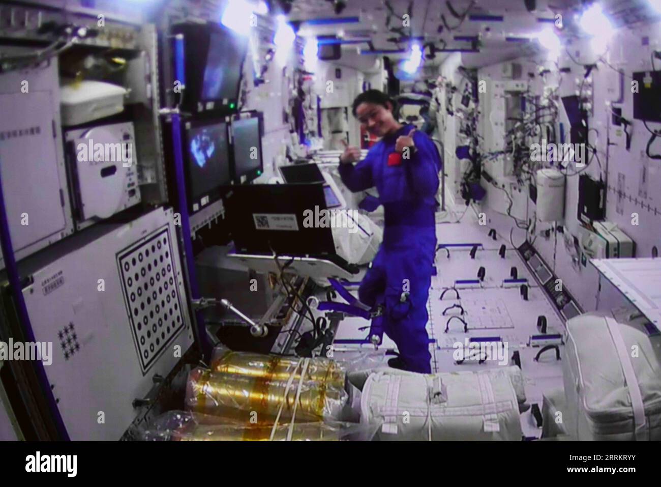 220917 -- BEIJING, 17 septembre 2022 -- une image d'écran capturée au centre de contrôle aérospatial de Beijing le 17 septembre 2022 montre Liu Yang, astronaute Shenzhou-14, qui est à l'intérieur du module central, soutenant ses compagnons d'équipage qui ont réussi à sortir du module de laboratoire de la station spatiale Wentian pour mener des activités extravéhiculaires EVAS. Les astronautes chinois Shenzhou-14 ont terminé leurs EVAS, a déclaré samedi l'Agence spatiale habitée chinoise CMSA. A 1:35 heures, heure de Pékin, Cai Xuzhe a ouvert la trappe de la cabine du SAS de Wentian. À 3:33 heures, Cai et Chen Dong étaient dehors. La paire est retournée au module de laboratoire à 5 Banque D'Images