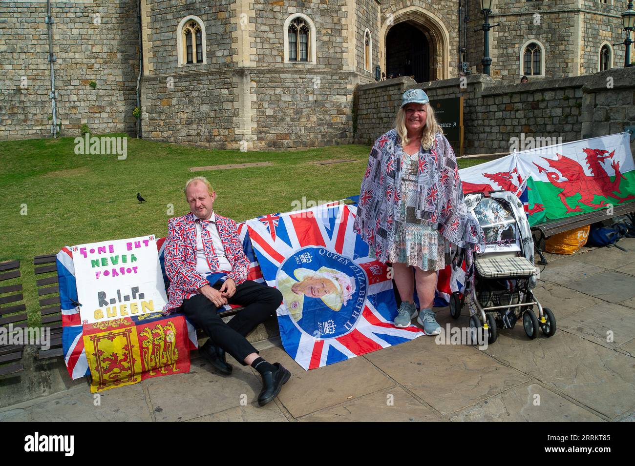 Windsor, Berkshire, Royaume-Uni. 8 septembre, 2023.c'était une journée étonnamment calme à Windsor, Berkshire, à l'anniversaire de la mort de la reine Elizabeth II Royal Superfans Bartly Graham (à gauche) de Londres et Kerry Evans (à droite) de Gainsborough sont venus passer la journée devant le château de Windsor. Crédit : Maureen McLean/Alamy Live News Banque D'Images