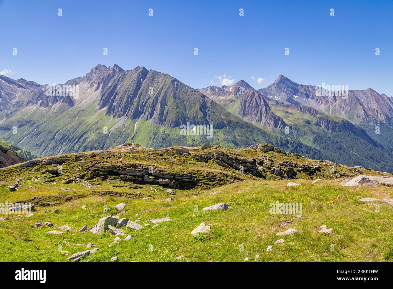 Italie, Tyrol du Sud, passo di Vizze / Pfitscher Joch, quelques sommets des Alpes du Zillertal, de gauche à droite les Rotes Beil, Pletzenspitz, derrière à droite le Felbe et Grabspitz Banque D'Images