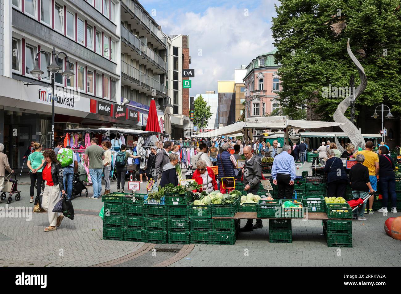 Bottrop, Rhénanie du Nord-Westphalie, Allemagne - beaucoup de gens le jour du marché sur le chemin dans le centre-ville, dans la Hochstrasse à la Kirchplatz. Hochstrasse est la principale rue commerçante de la zone piétonne. Banque D'Images