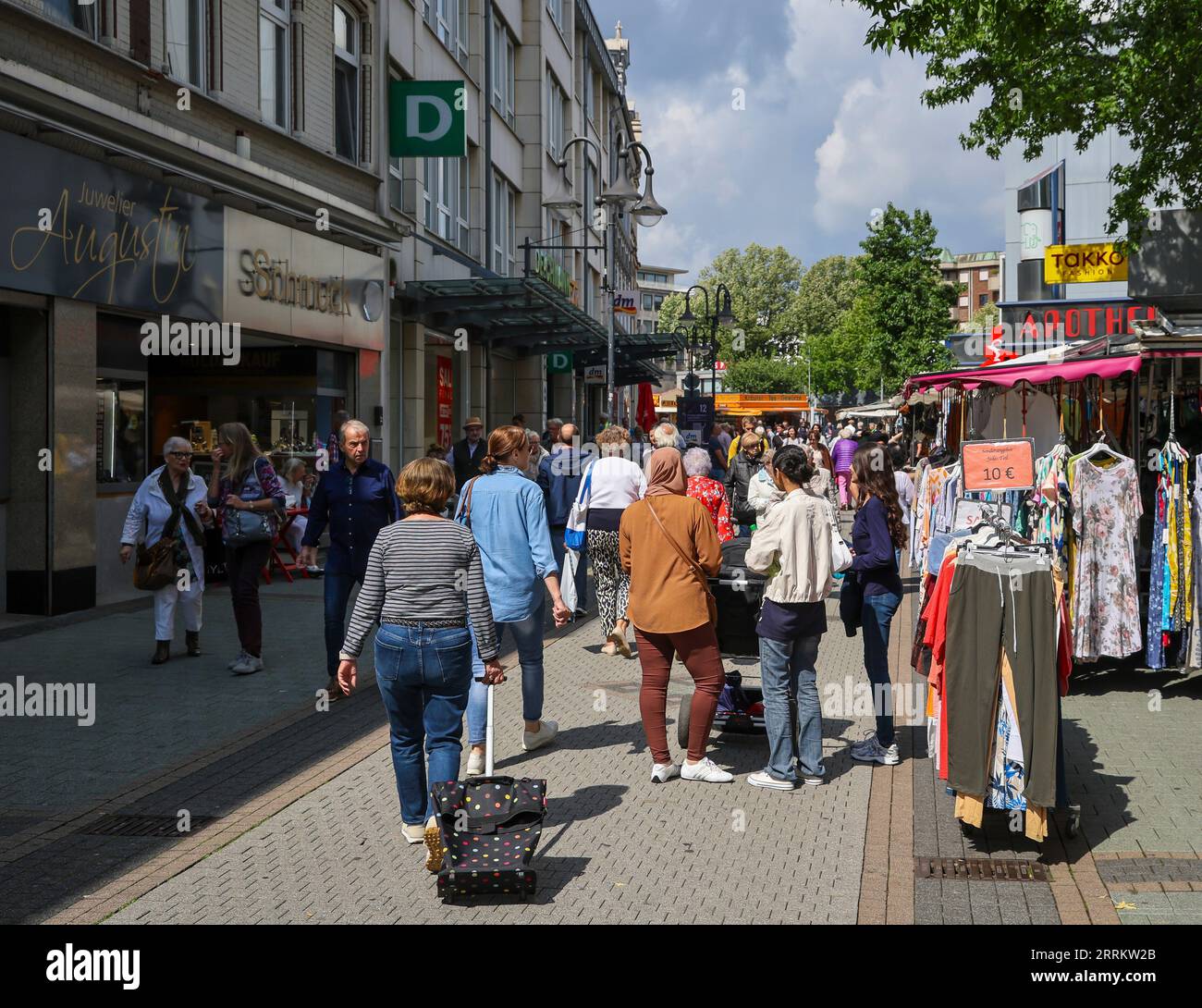 Bottrop, Rhénanie du Nord-Westphalie, Allemagne - beaucoup de gens sortent et autour le jour du marché dans le centre-ville, dans la Hochstrasse, la principale rue commerçante dans la zone piétonne. Banque D'Images