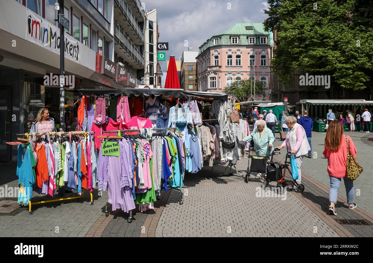 Bottrop, Rhénanie du Nord-Westphalie, Allemagne - beaucoup de gens le jour du marché sur le chemin dans le centre-ville, dans la Hochstrasse à la Kirchplatz. Hochstrasse est la principale rue commerçante de la zone piétonne. Banque D'Images
