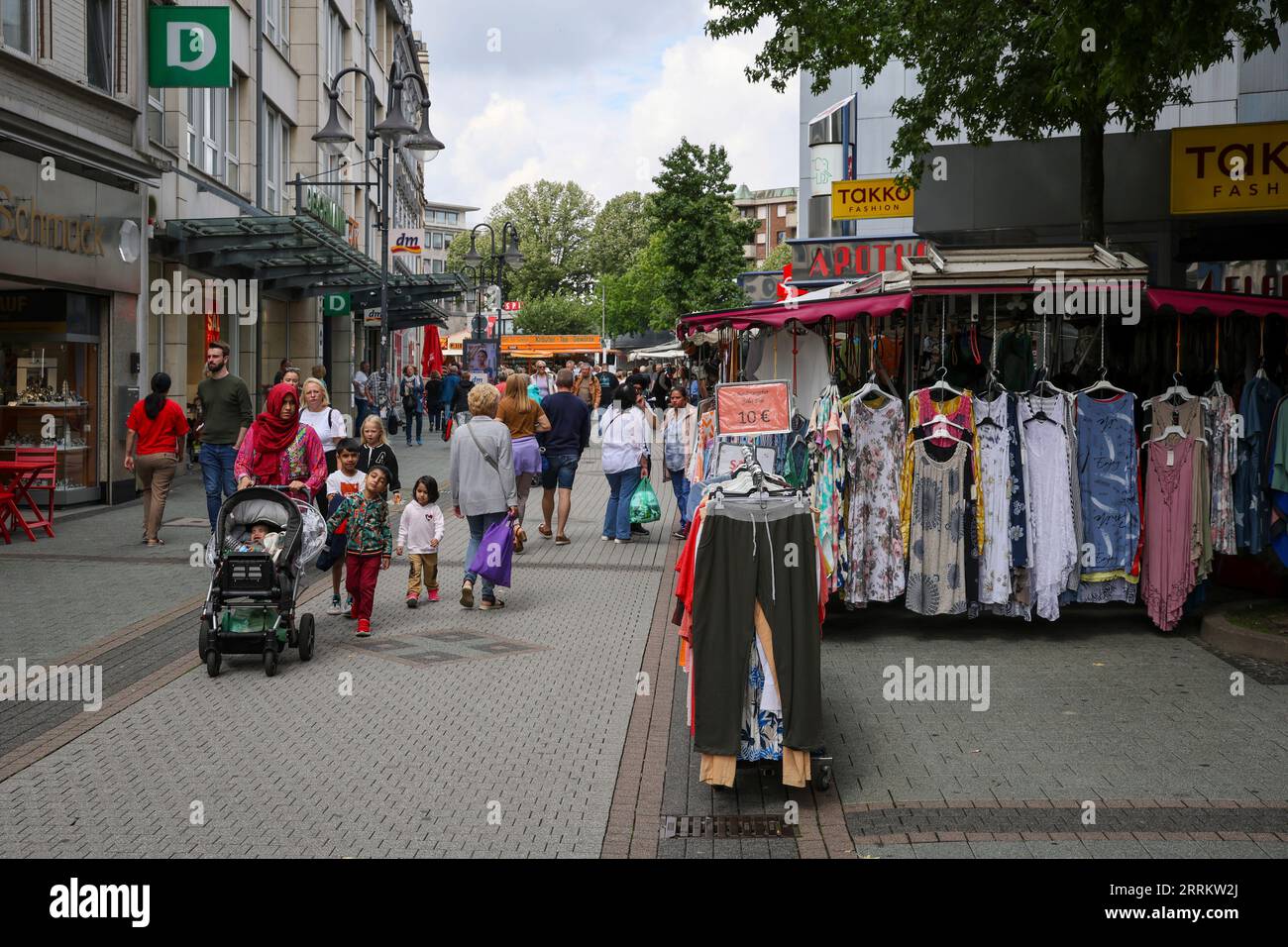 Bottrop, Rhénanie du Nord-Westphalie, Allemagne - beaucoup de gens sortent et autour le jour du marché dans le centre-ville, dans la Hochstrasse, la principale rue commerçante dans la zone piétonne. Banque D'Images
