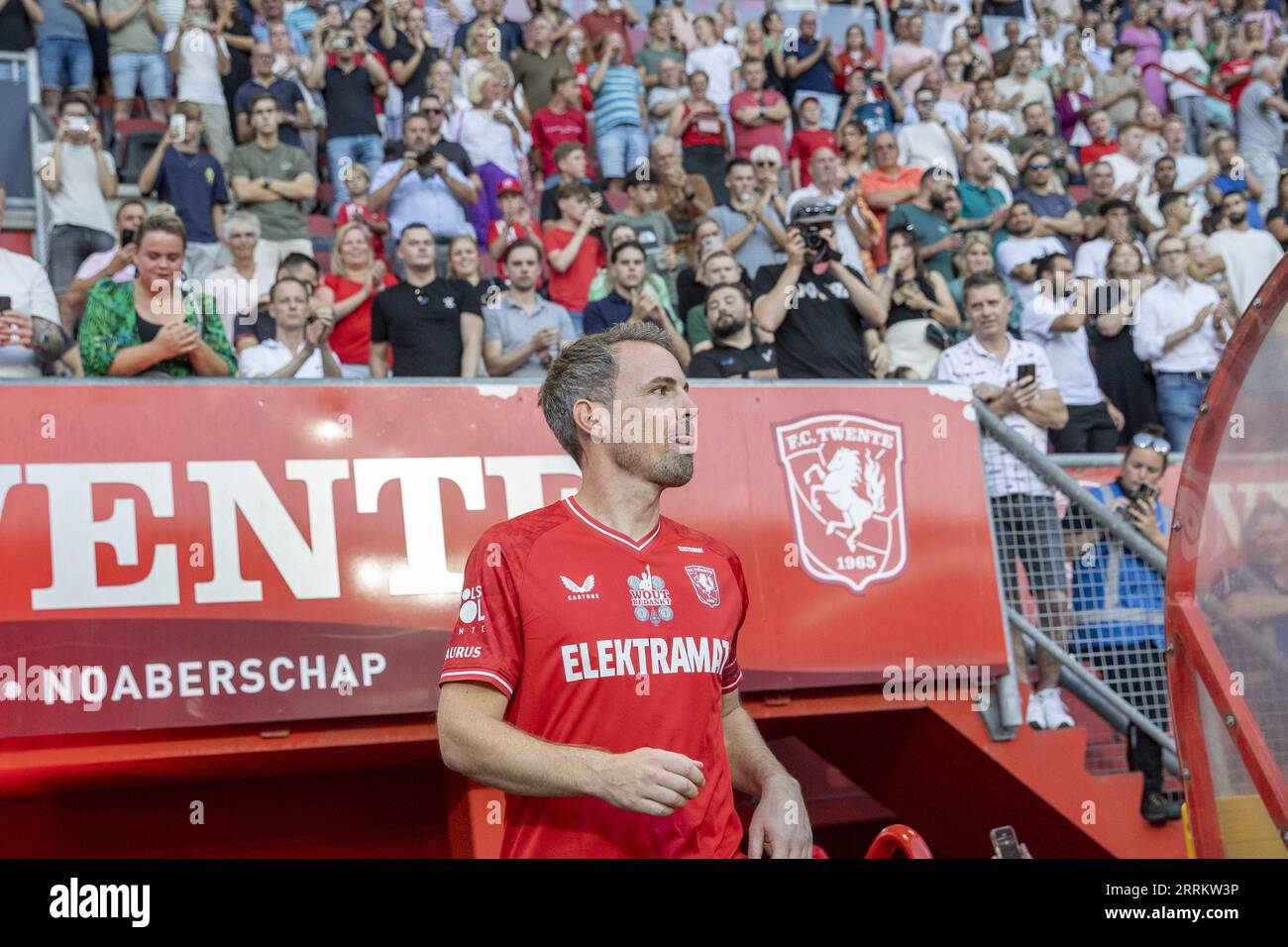 ENSCHEDE - image atmosphérique de Wout Brama lors de son match d'adieu à de Grolsch Veste. Brama a joué quinze saisons et près de quatre cents matchs sous le maillot du FC Twente. Pour cette occasion, beaucoup de joueurs de sa carrière sont revenus jouer un match avec et contre lui. ANP VINCENT JANNINK Banque D'Images