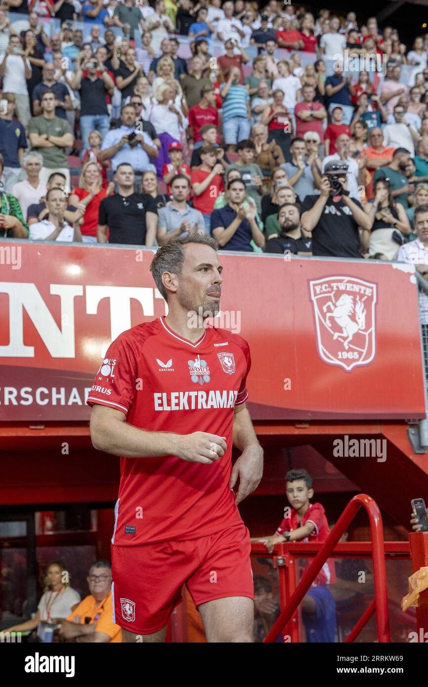 ENSCHEDE - image atmosphérique de Wout Brama lors de son match d'adieu à de Grolsch Veste. Brama a joué quinze saisons et près de quatre cents matchs sous le maillot du FC Twente. Pour cette occasion, beaucoup de joueurs de sa carrière sont revenus jouer un match avec et contre lui. ANP VINCENT JANNINK netherlands Out - belgique Out Banque D'Images