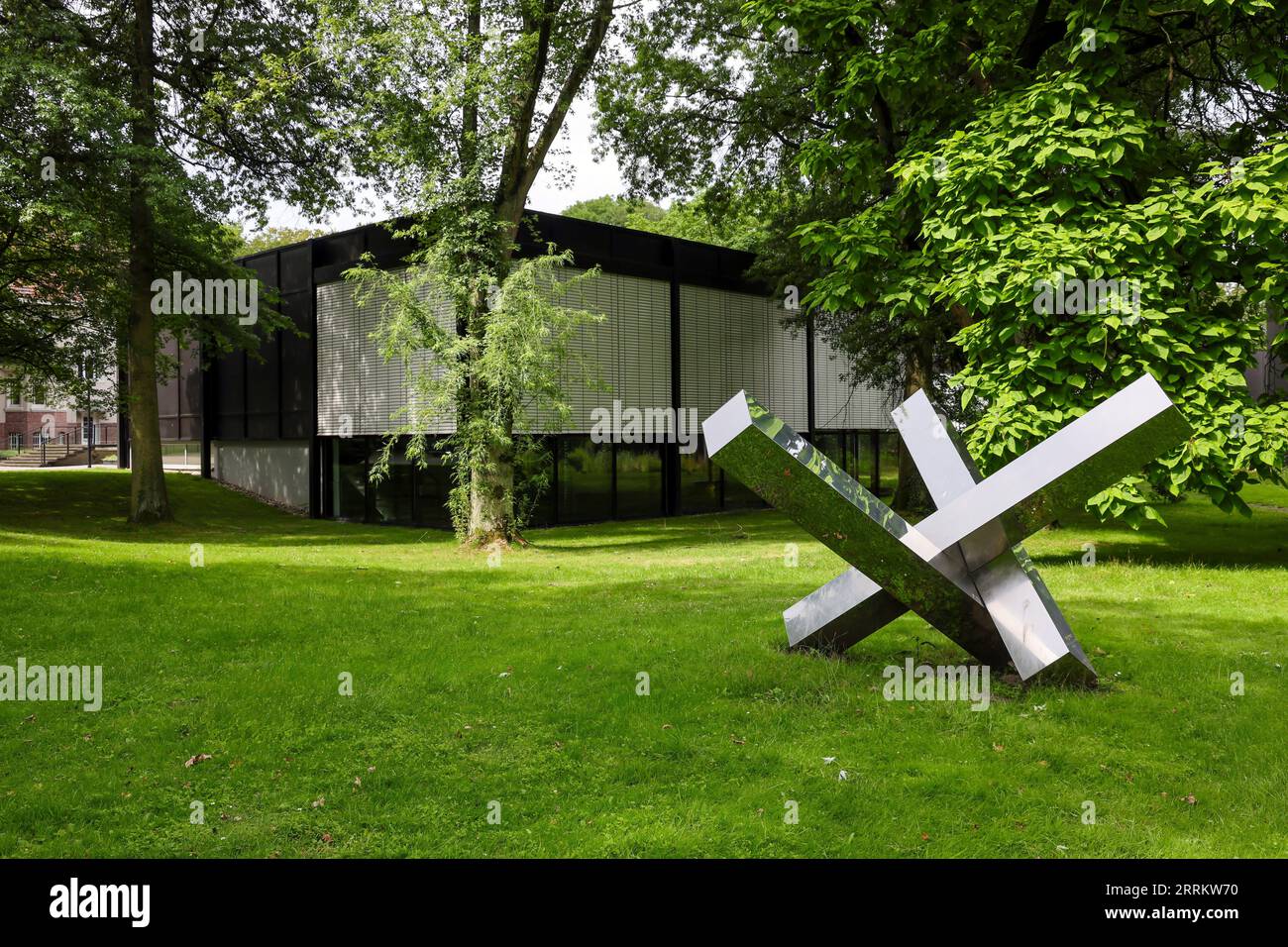 Bottrop, Rhénanie du Nord-Westphalie, Allemagne - Josef Albers Museum Quadrat im Stadtgarten Bottrop, devant l'œuvre 'Einheit aus drei gleichen Volumen', 1978, de Max Bill. Banque D'Images