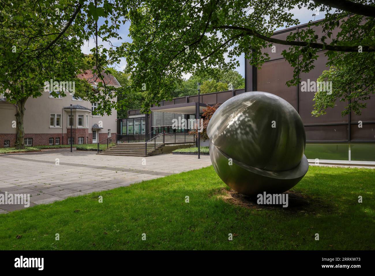 Bottrop, Rhénanie du Nord-Westphalie, Allemagne - Josef Albers Museum Quadrat im Stadtgarten Bottrop, devant l'œuvre d'Ernst Hermanns : deux hémisphères décalés l'un contre l'autre. Banque D'Images