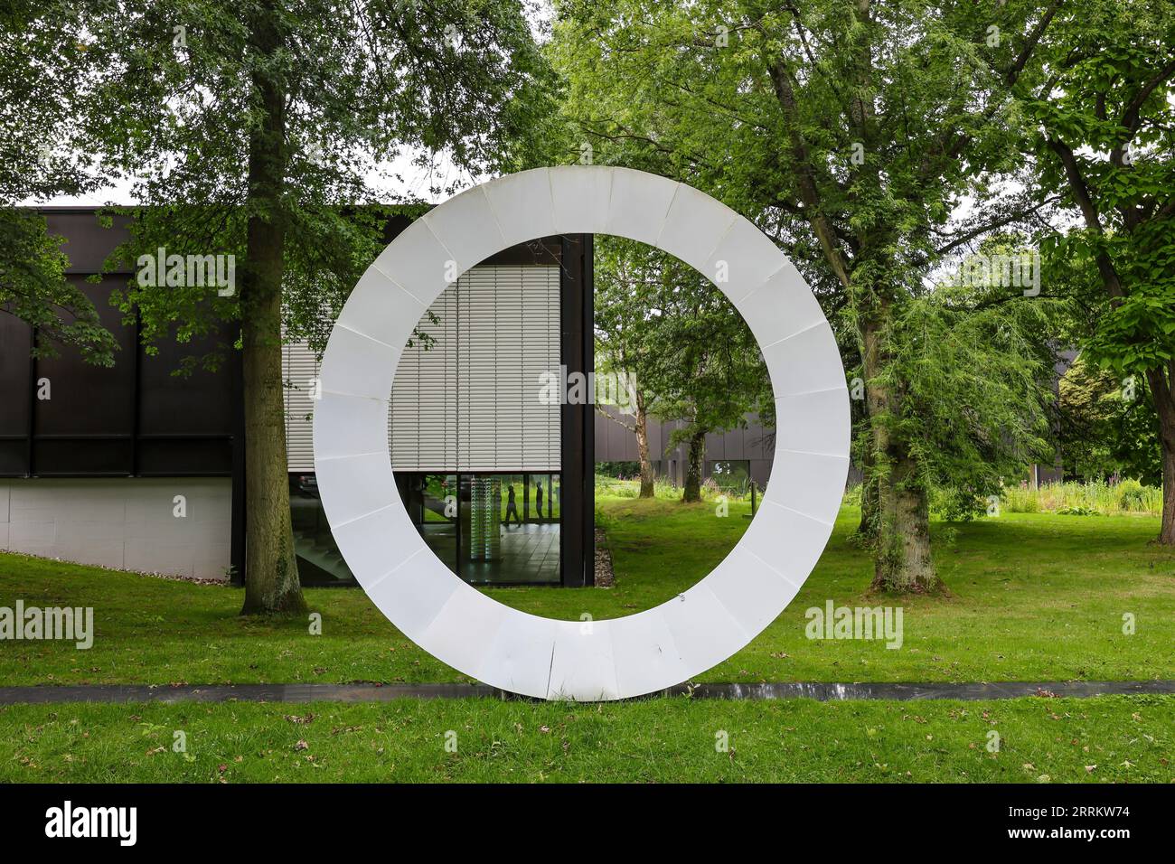 Bottrop, Rhénanie du Nord-Westphalie, Allemagne - Josef Albers Museum Quadrat im Stadtgarten Bottrop, devant l'œuvre 'No. 205 - hommage à Bottrop' de l'artiste Marcello Morandini. Banque D'Images