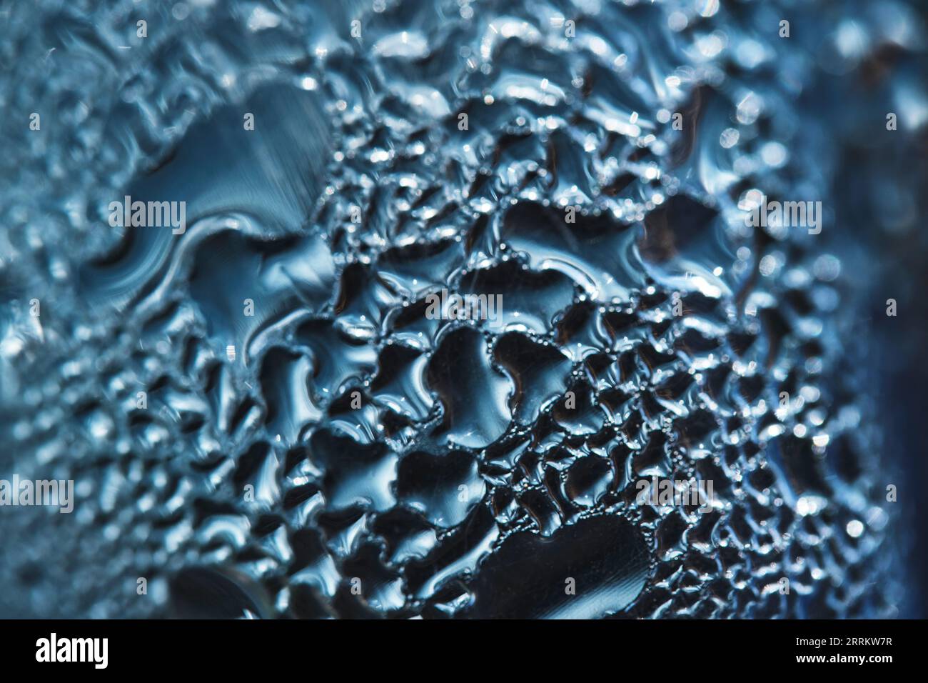 Fond bleu abstrait avec des gouttes de verre brumé Banque D'Images