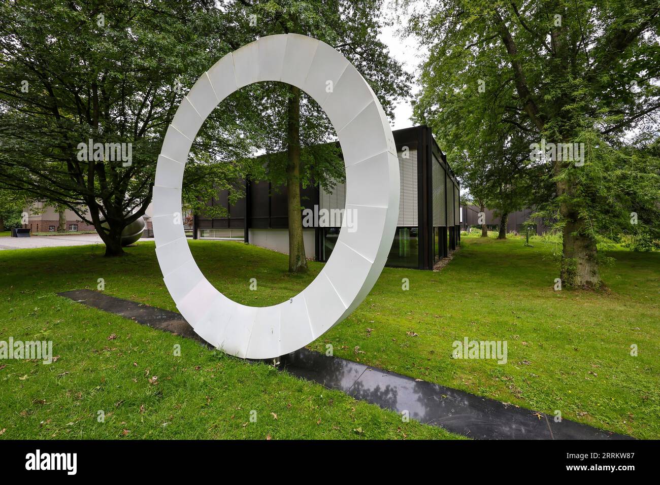 Bottrop, Rhénanie du Nord-Westphalie, Allemagne - Josef Albers Museum Quadrat im Stadtgarten Bottrop, devant l'œuvre 'No. 205 - hommage à Bottrop' de l'artiste Marcello Morandini. Banque D'Images