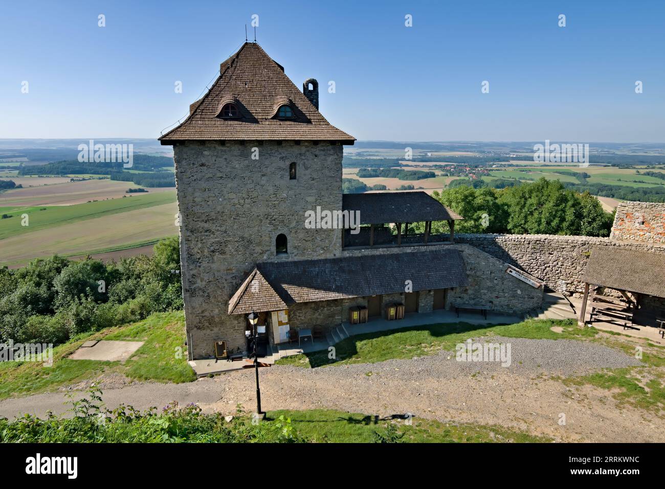 Ruines et vestiges de l'ancienne pierre Château Stary Jicin. la république tchèque est le pays de nombreux châteaux, palais et ruines. Banque D'Images