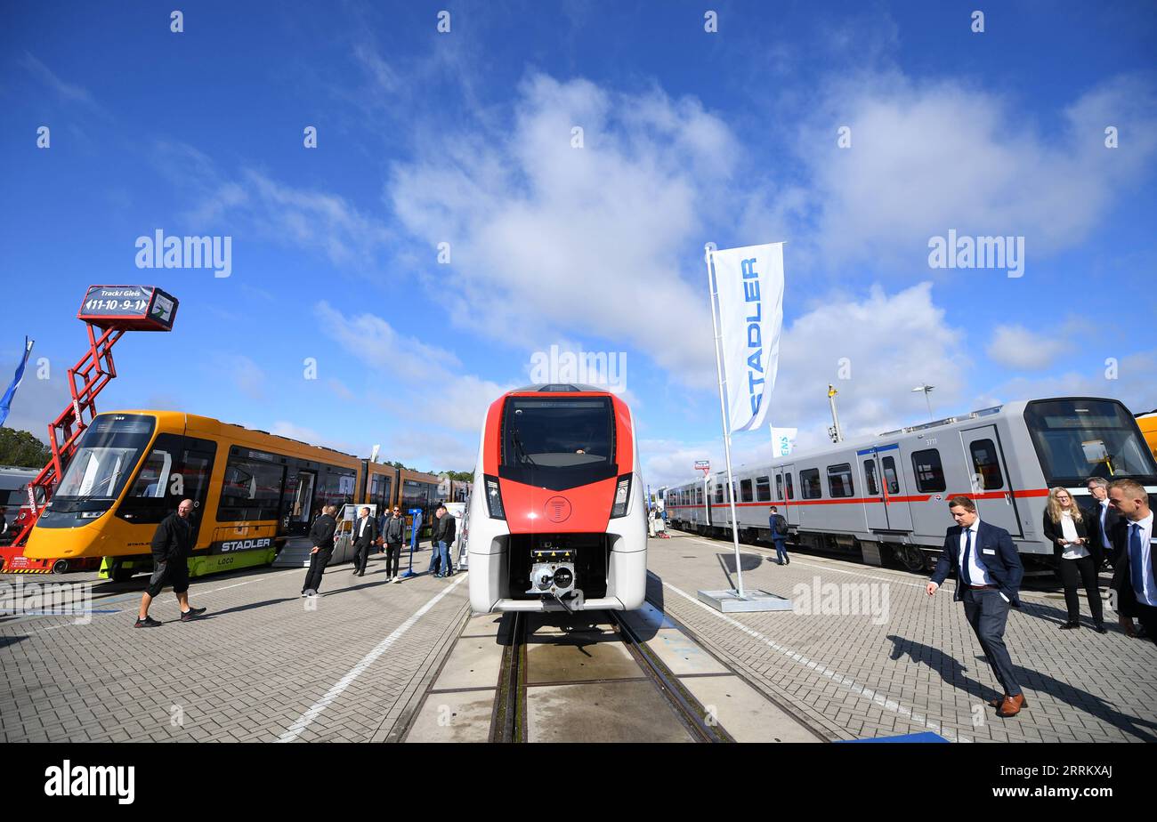 220921 -- BERLIN, le 21 septembre 2022 -- les gens visitent InnoTrans, un salon de l'industrie ferroviaire, à Berlin, Allemagne, le 20 septembre 2022. La foire commerciale de quatre jours a débuté ici mardi. ALLEMAGNE-BERLIN-INNOTRANS SALON RenxPengfei PUBLICATIONxNOTxINxCHN Banque D'Images