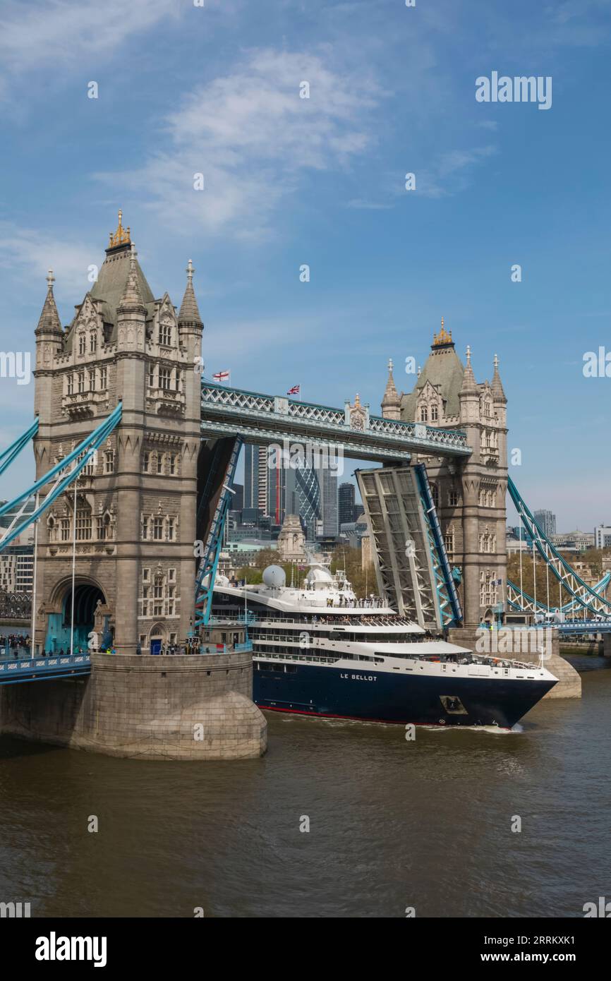 Angleterre, Londres, Tower Bridge avec bateau de croisière le Bellot passant par Open Bridge Banque D'Images