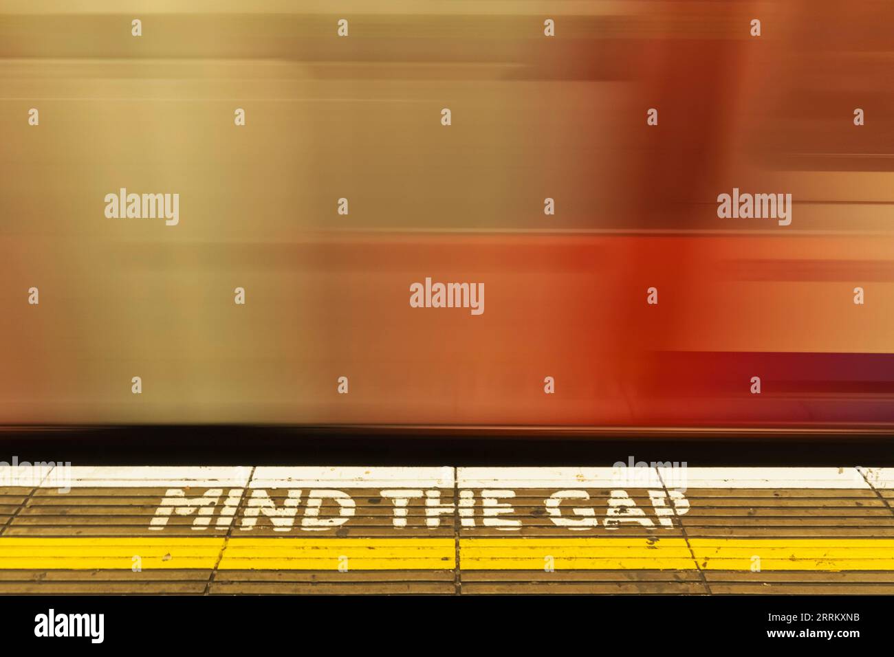 Angleterre, Londres, métro de Londres, Moving train with Mind the Gap Sign Banque D'Images