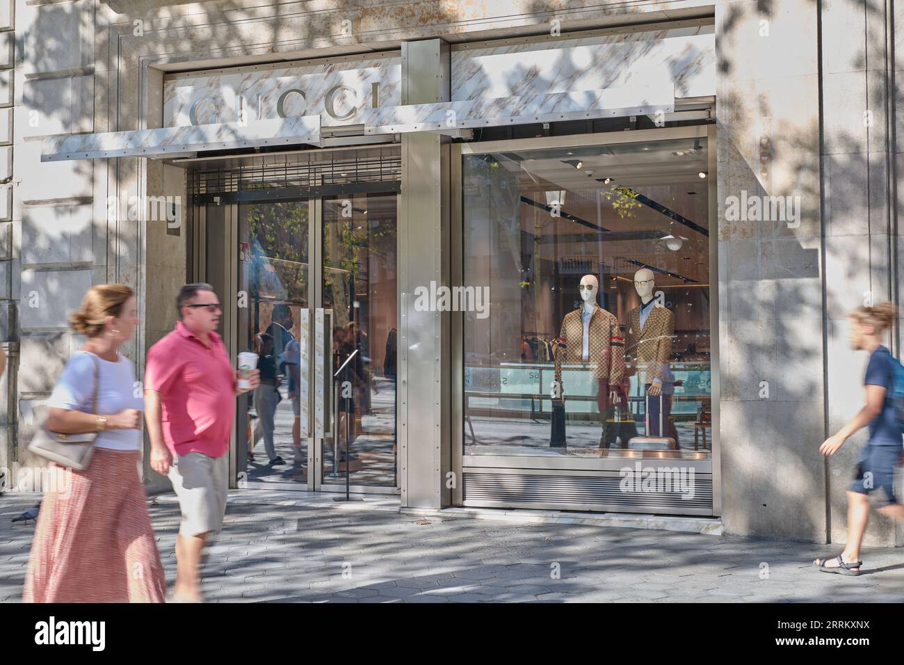 24/08/2023. Barcelone, ​​Spain, magasin gucci à Barcelone avec des gens de passage Banque D'Images