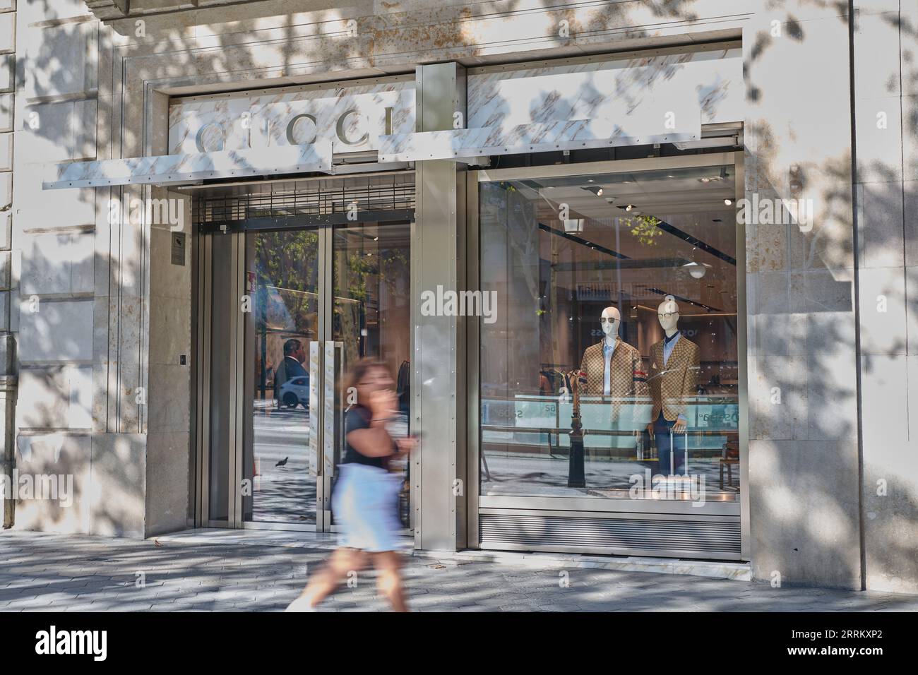 24/08/2023. Barcelone, ​​Spain, entrée de la boutique Gucci à Barcelone avec passage de femme Banque D'Images