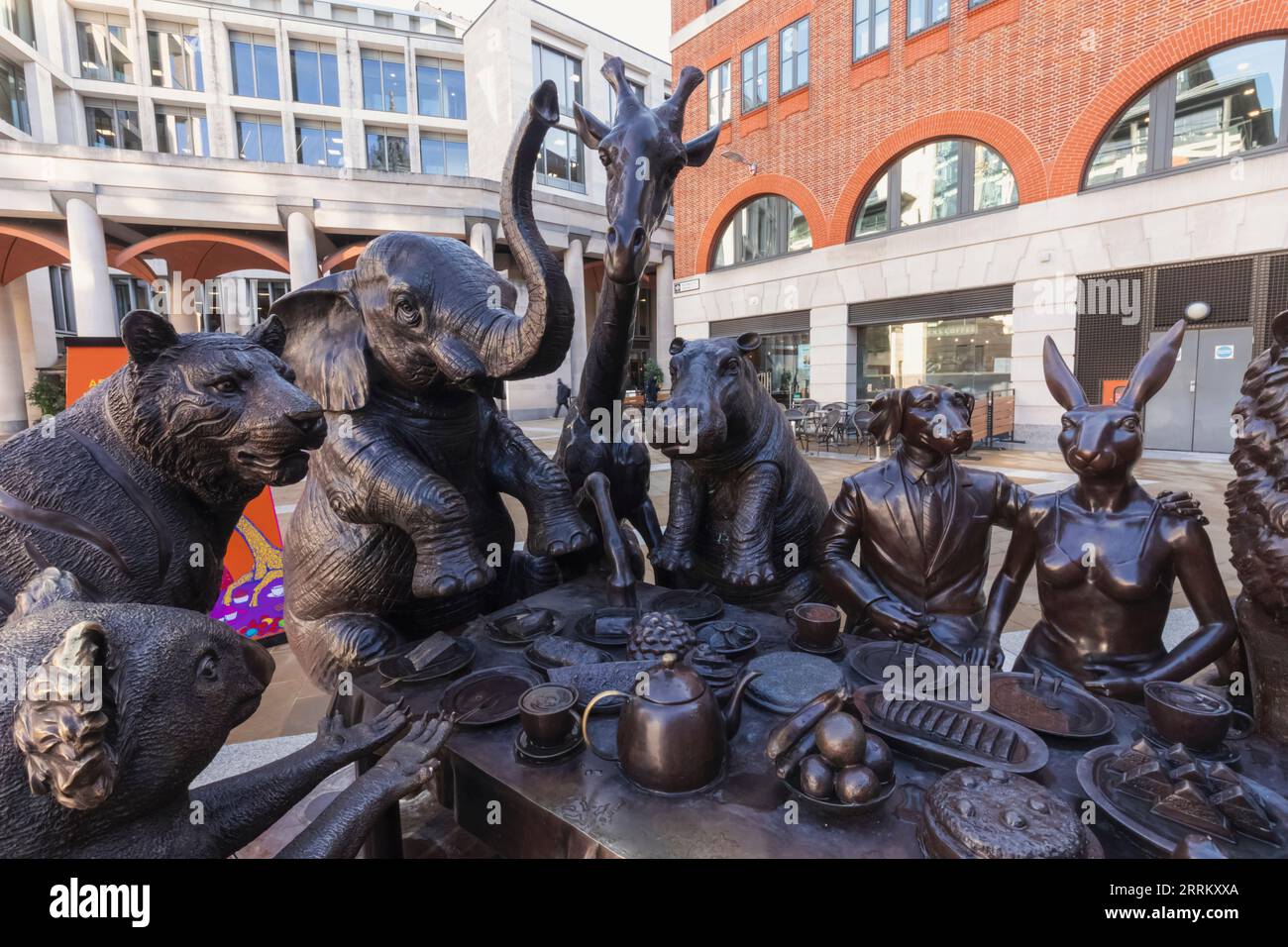 Angleterre, Londres, ville de Londres, place Paternoster, sculpture humoristique intitulée « Wild Table of Love » de Gillie et Marc Banque D'Images