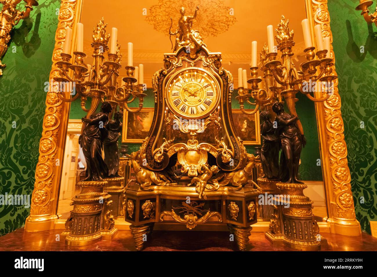 Angleterre, Londres, Heartford House, The Wallace Collection Museum, horloge Mantel française ornée datant de 1730 Banque D'Images