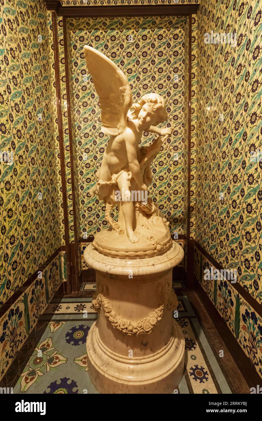 Angleterre, Londres, Heartford House, Wallace Collection Museum, copie de la statue de marbre sicilien intitulée « Love Triumphant » par l'artiste et sculpteur flamand Jean Pierre Antoine Tassaeret Banque D'Images