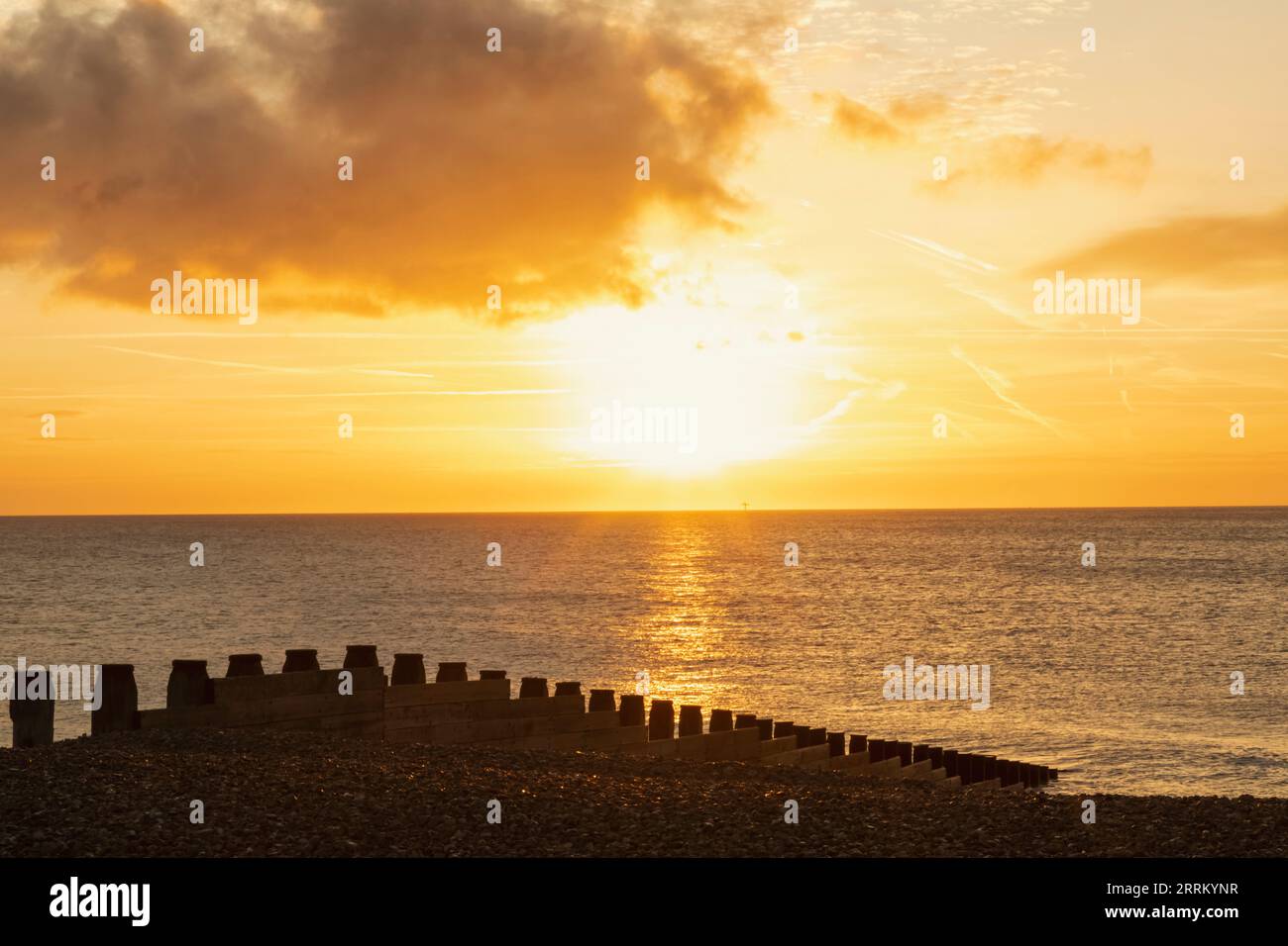 Angleterre, Sussex, East Sussex, Eastbourne, Eastbourne Beach et groynes à Sunrise, au-dessus de la Manche Banque D'Images