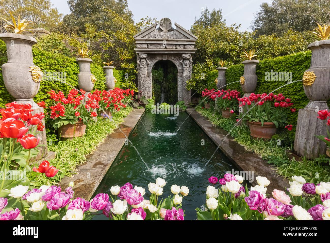 Angleterre, Sussex, West Sussex, Arundel, Château d'Arundel, Les jardins, l'eau et les fontaines avec des tulipes dans Bloom Banque D'Images
