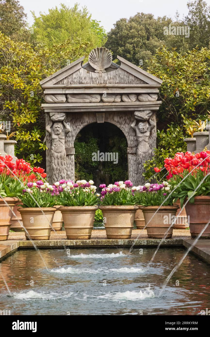 Angleterre, Sussex, West Sussex, Arundel, Château d'Arundel, Les jardins, l'eau et les fontaines avec des tulipes dans Bloom Banque D'Images