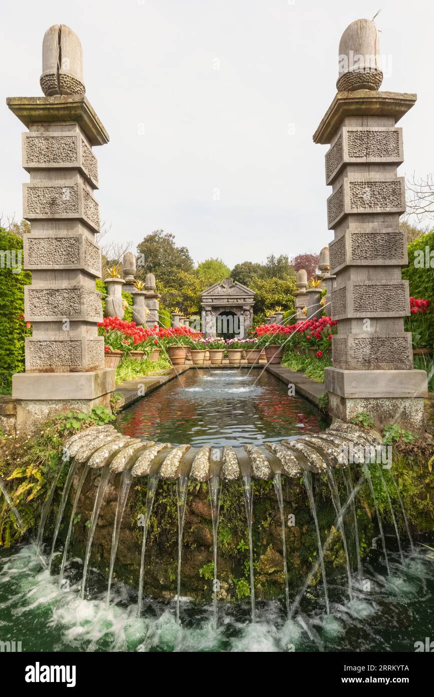 Angleterre, Sussex, West Sussex, Arundel, Château d'Arundel, Les jardins, l'eau et les fontaines avec des tulipes dans Bloom Banque D'Images