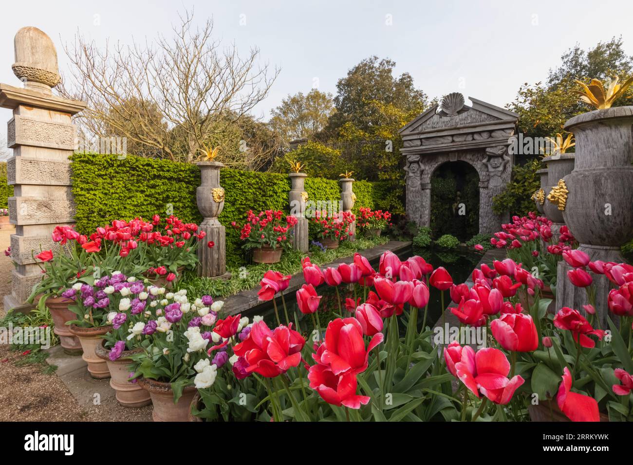 Angleterre, Sussex, West Sussex, Arundel, Château d'Arundel, Les jardins, l'eau et les fontaines avec des tulipes dans Bloom Banque D'Images