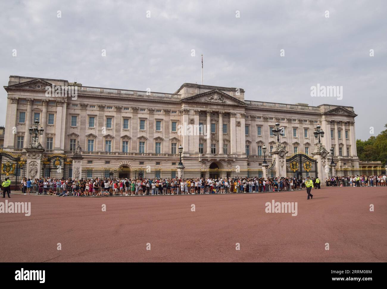 Londres, Royaume-Uni. 08 septembre 2023. Les foules se rassemblent pour observer la relève des gardes et les canons qui passent devant Buckingham Palace à l'occasion du premier anniversaire de la mort de la reine Elizabeth II Crédit : SOPA Images Limited/Alamy Live News Banque D'Images