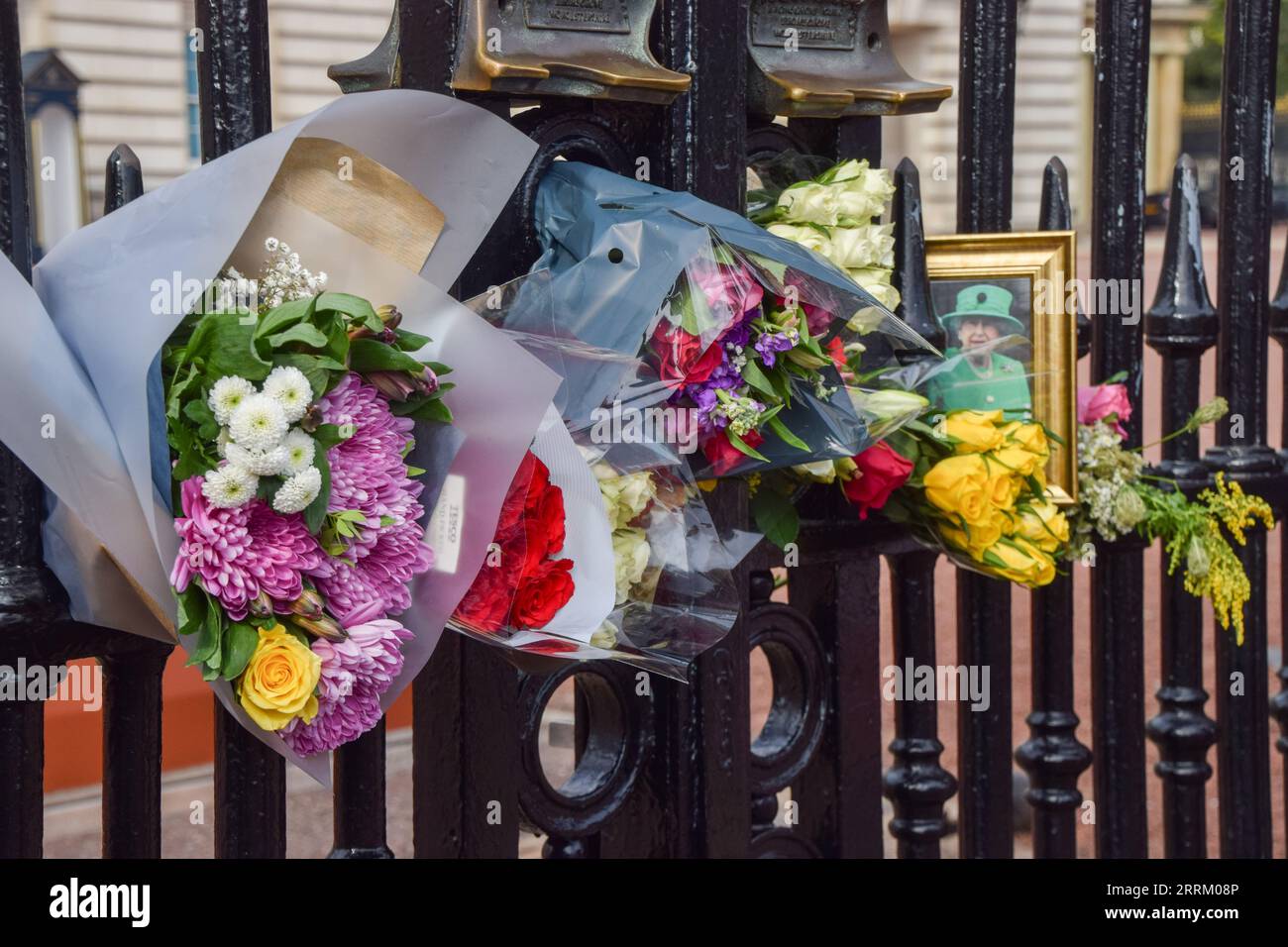 Londres, Royaume-Uni. 08 septembre 2023. Fleurs et hommages vus à l'extérieur du palais de Buckingham à l'occasion du premier anniversaire de la mort de la reine Elizabeth II Crédit : SOPA Images Limited/Alamy Live News Banque D'Images