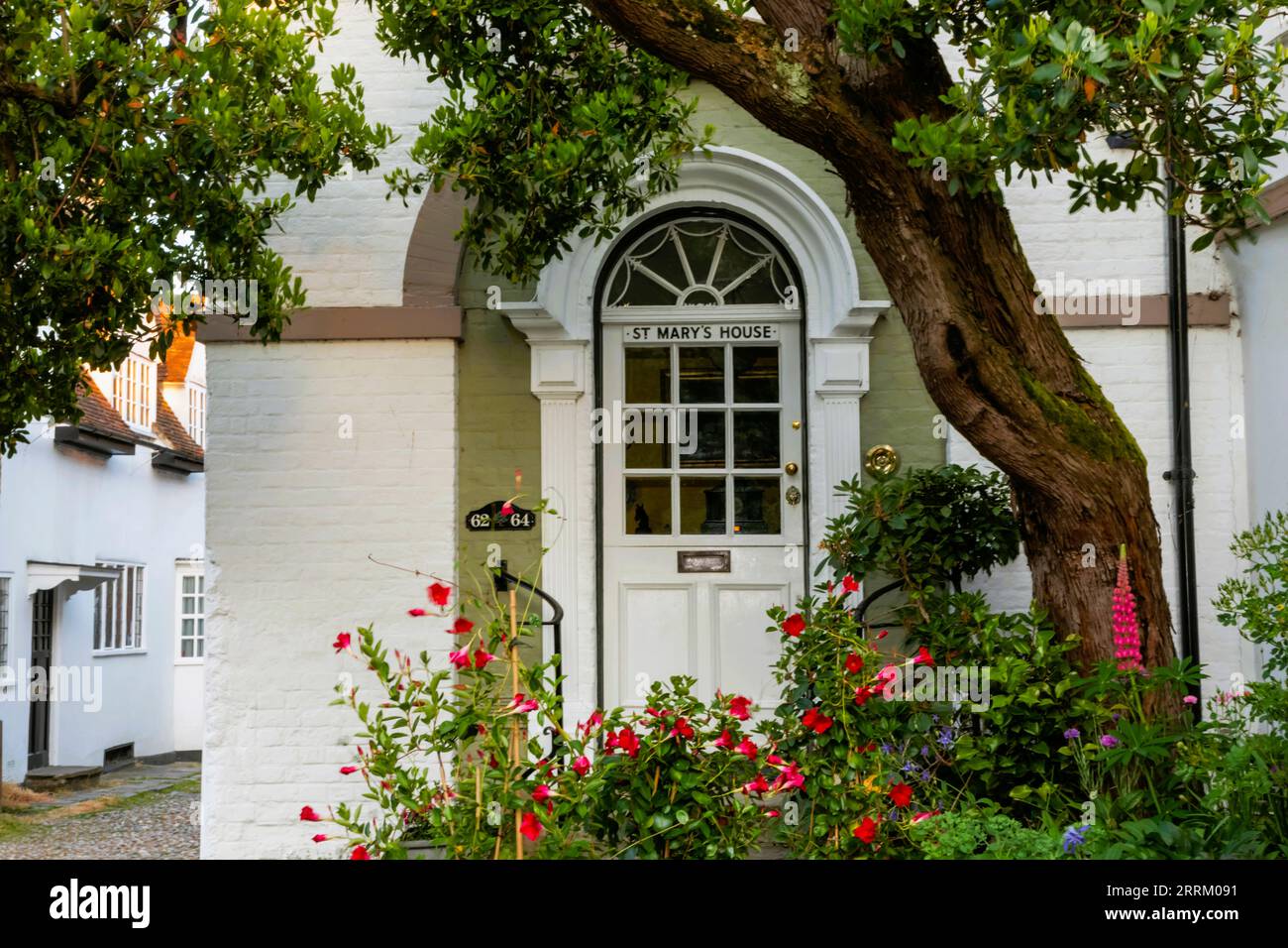 Angleterre, Sussex, Sussex de l'est, Rye, porte de St.Mary's House with Flowers in Bloom Banque D'Images