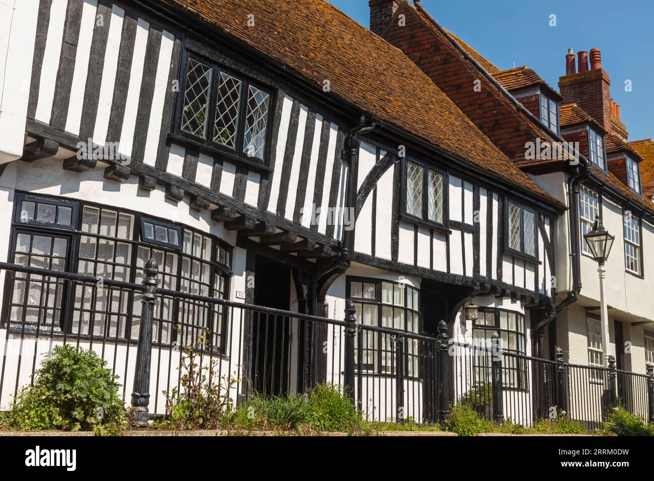 Angleterre, Sussex, East Sussex, Hastings, la vieille ville, Rue résidentielle avec logements traditionnels à colombages Banque D'Images