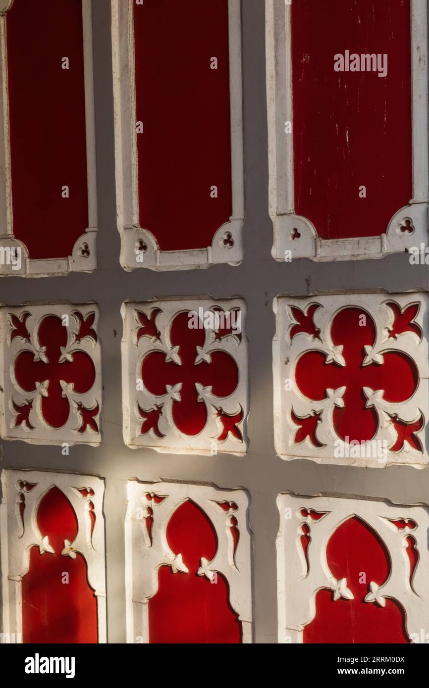 Angleterre, Sussex, East Sussex, Hastings, la vieille ville, Design sur porte en fer forgé Banque D'Images