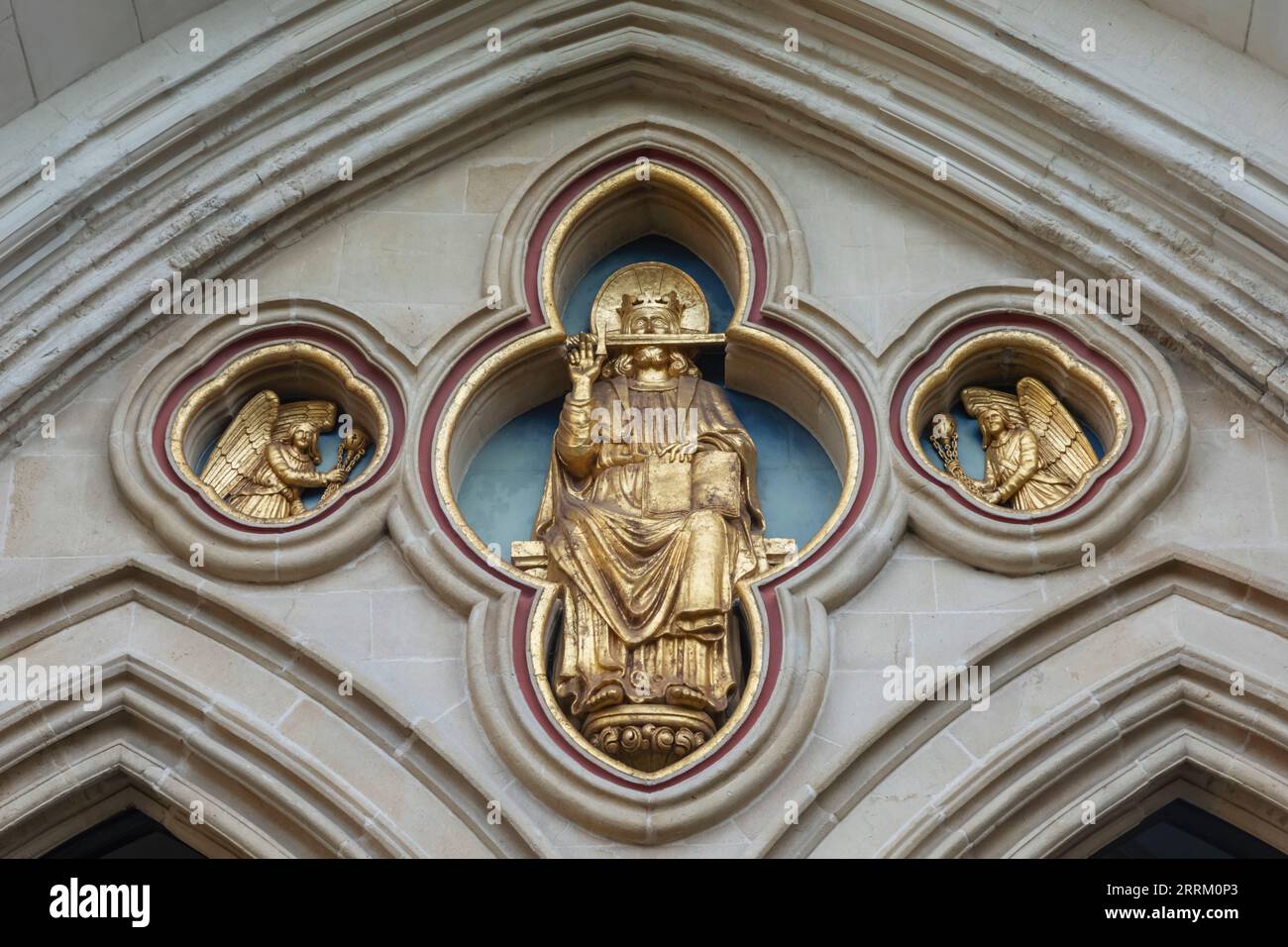 Angleterre, Sussex, West Sussex, Chichester, Chichester Cathedral, Relief représentant le Christ et les anges au-dessus de la porte de l'entrée principale Banque D'Images