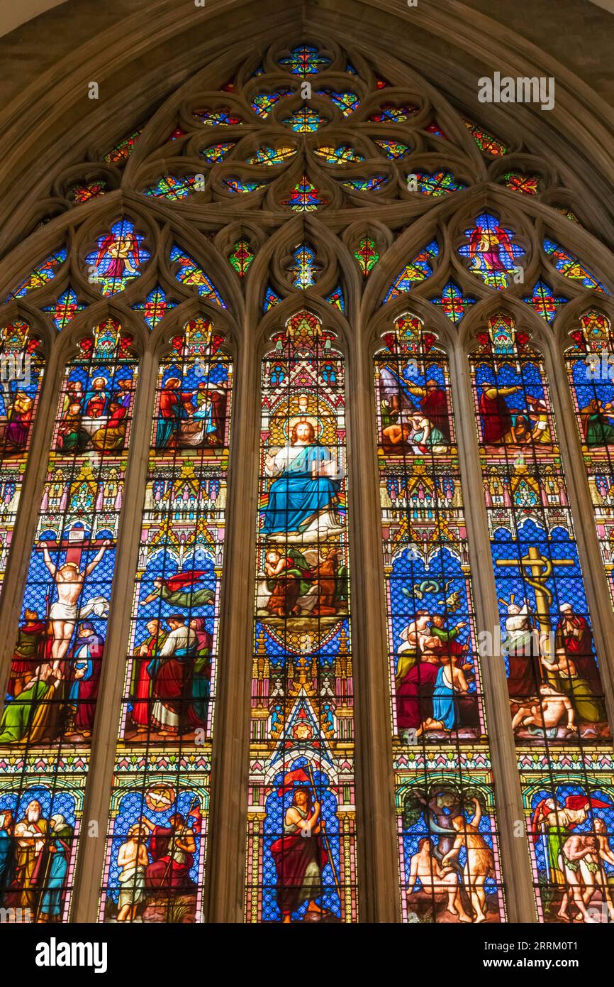 Angleterre, Sussex, West Sussex, Chichester, Chichester Cathedral, Vue intérieure du vitrail représentant des scènes bibliques de la vie du Christ Banque D'Images