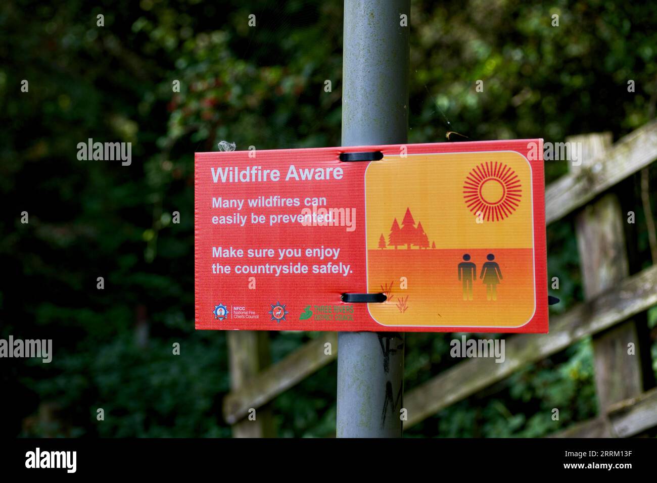Wildfire Aware Notice Woodland à côté du Grand Union Canal, Hunton Bridge, Hertfordshire, Angleterre, Royaume-Uni Banque D'Images
