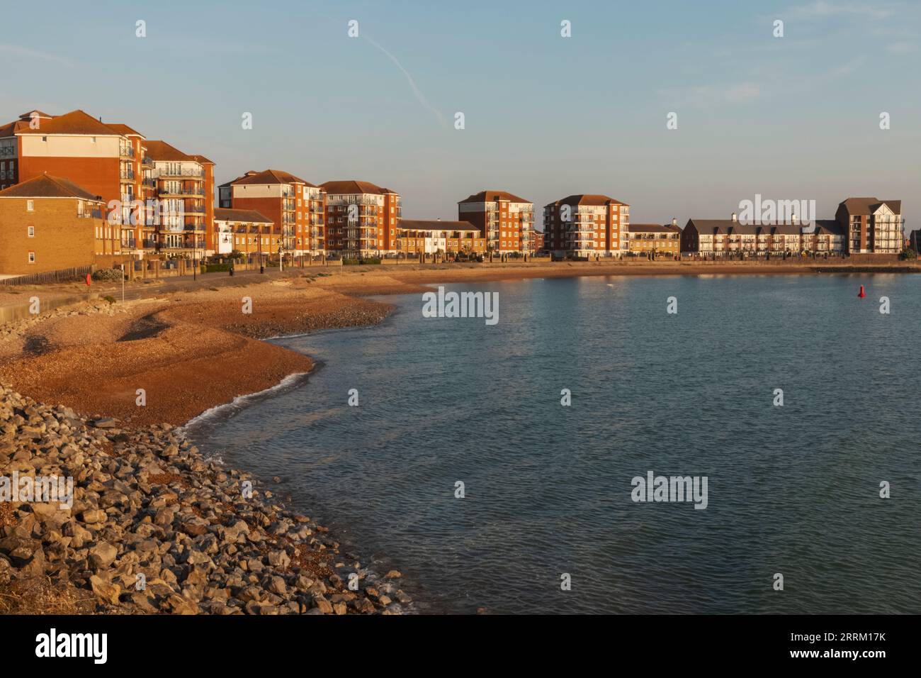 Angleterre, Sussex, East Sussex, Eastbourne, Sovereign Harbour Beach et Skyline Banque D'Images