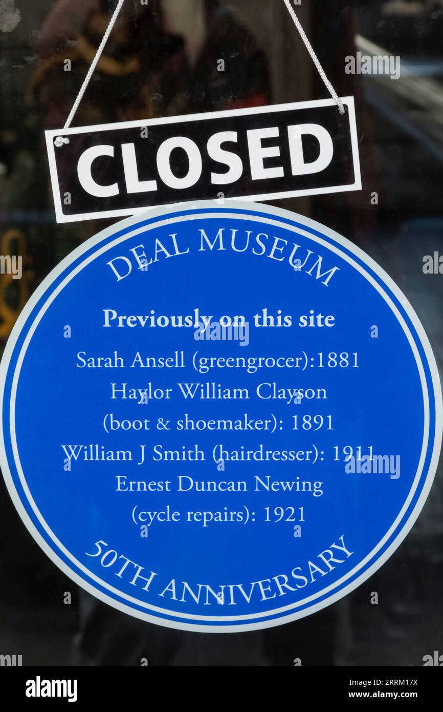 Angleterre, Kent, Deal, Sign On Shop Doorway montrant diverses entreprises qui ont utilisé les locaux Banque D'Images