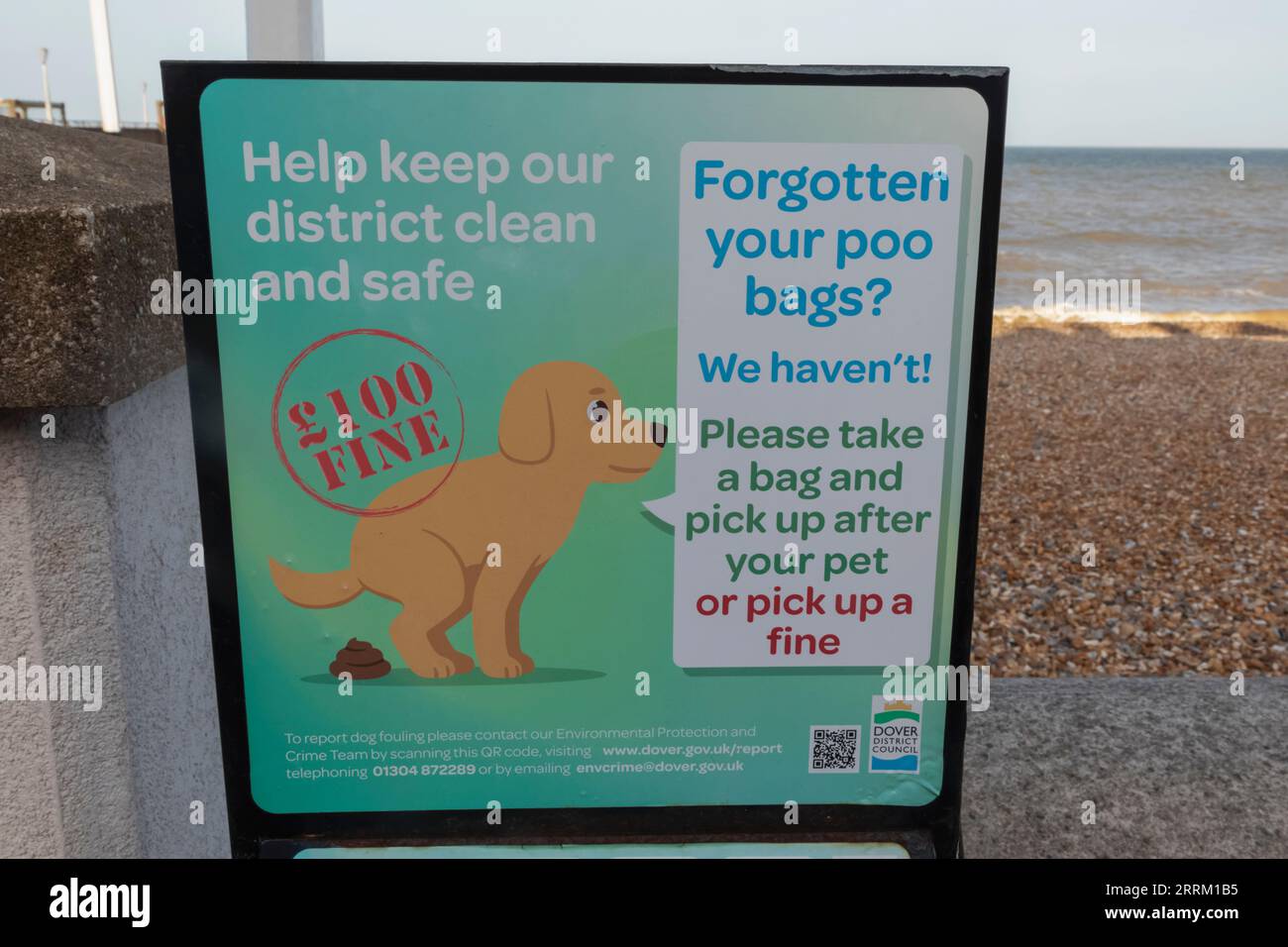 Angleterre, Kent, Deal, Deal Beach, signe drôle de sensibilisation du public encourageant les propriétaires de chiens à ramasser les déchets de chiens Banque D'Images