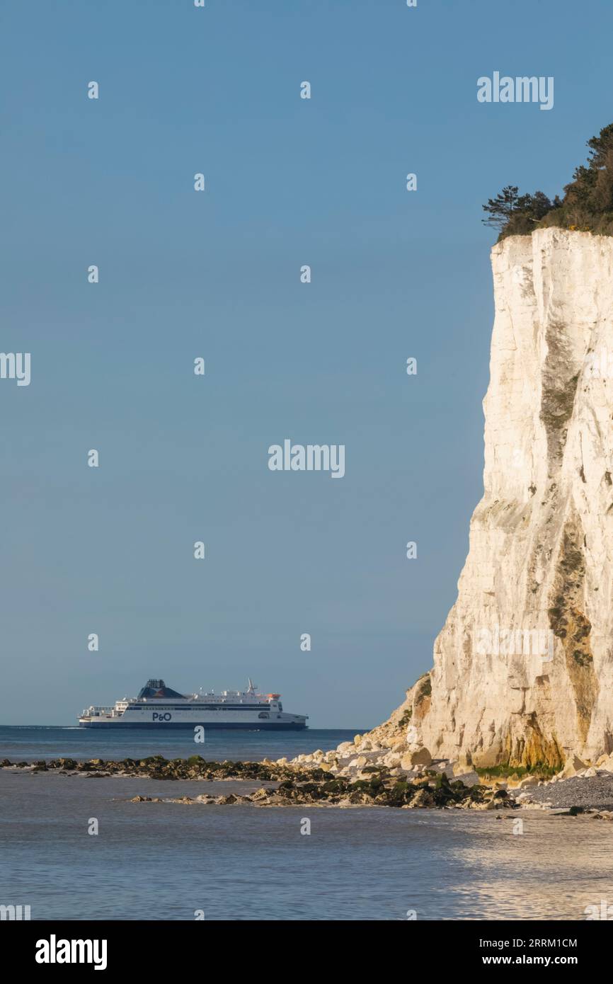 Angleterre, Kent, Deal, St Margaret's Bay, White Cliffs et Cross Channel Ferry Banque D'Images