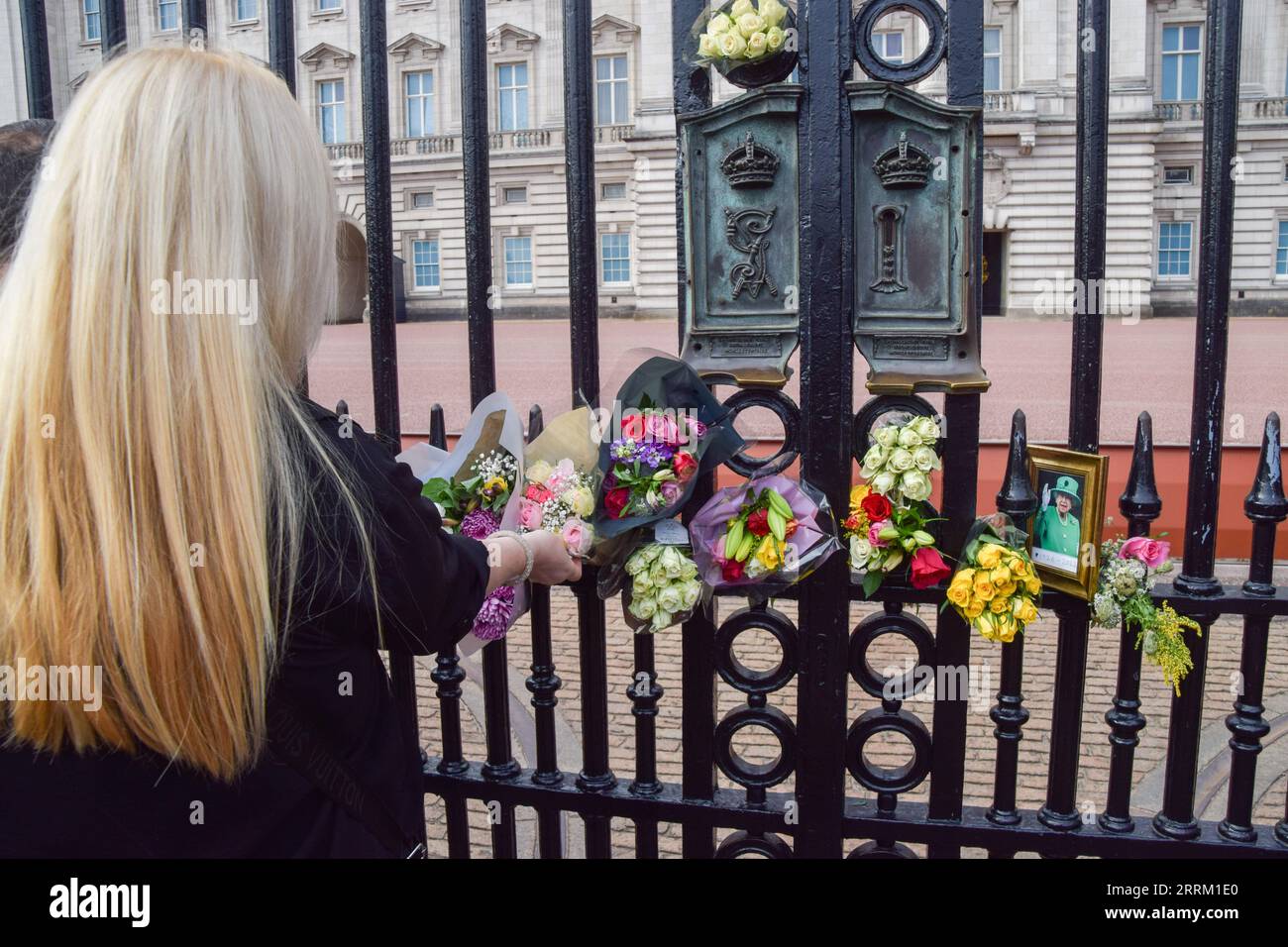 Londres, Royaume-Uni. 08 septembre 2023. Une femme dépose des fleurs devant le palais de Buckingham à l'occasion du premier anniversaire de la mort de la reine Elizabeth II (Photo de Vuk Valcic/SOPA Images/Sipa USA) crédit : SIPA USA/Alamy Live News Banque D'Images