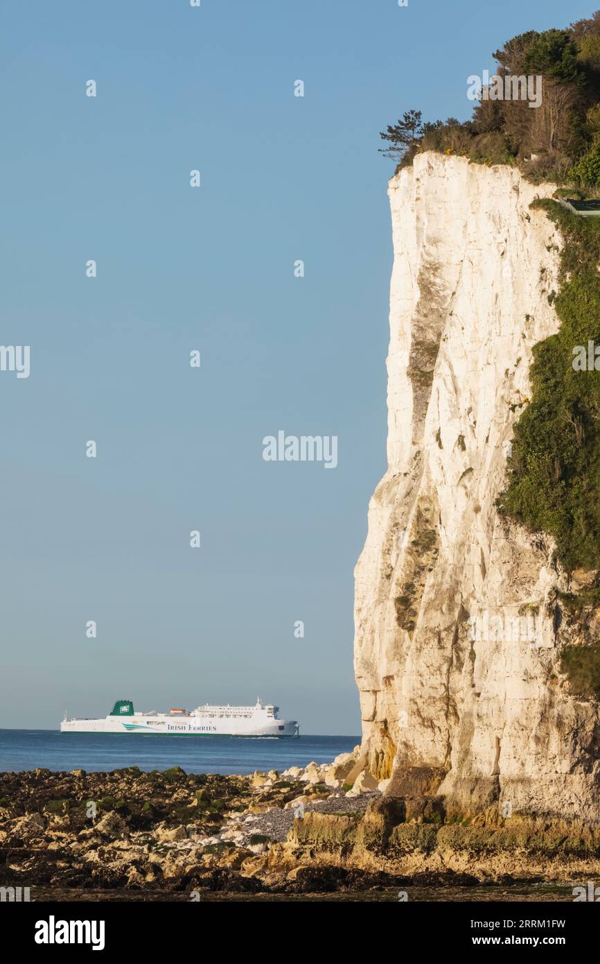 Angleterre, Kent, Deal, St Margaret's Bay, White Cliffs et Cross Channel Ferry Banque D'Images